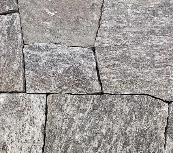 Wood Creek Granite®: different shaped stone fitting together.