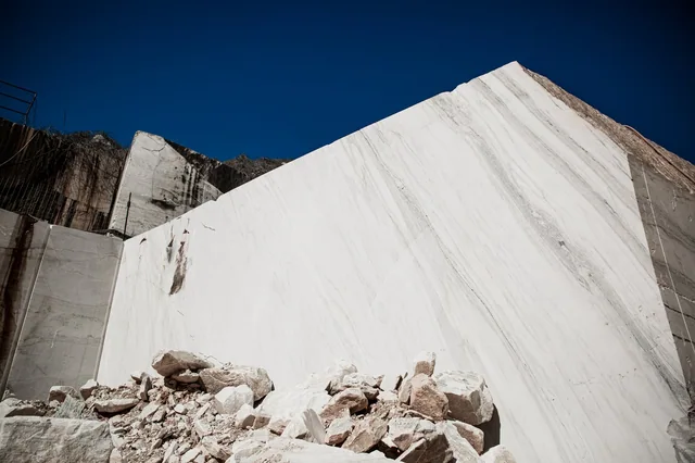 An exposed Alabama White marble quarry face at Sylacauga, Alabama.